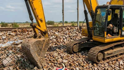 Mumbai railway push: 350 slum demolished, clearing half land for Airoli–Kalwa corridor