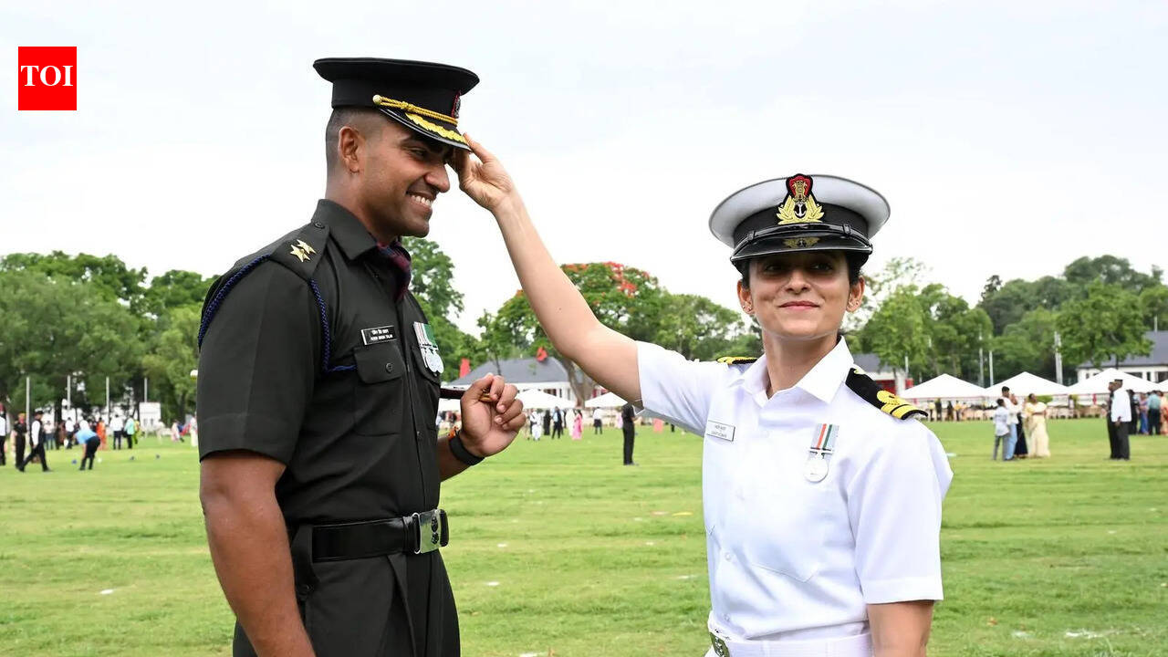 College sweethearts -- now husband &amp; wife -- commissioned in armed forces one after the other