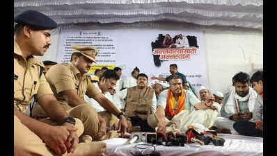 Agri minister offers talks, but Rohit Pawar says no dialogue unless CM withdraws loan waiver conditions