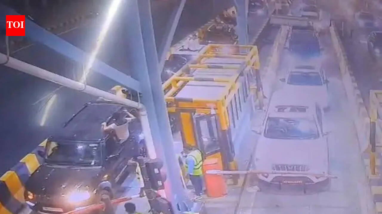 3 held for ruckus at toll booth, thrashing staff