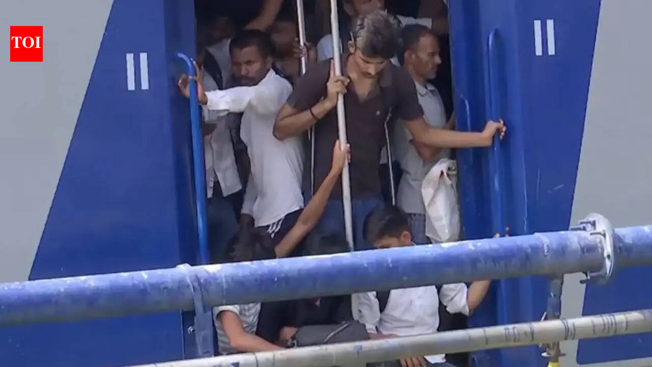 Massive rush at Patna Junction as aspirants struggle to board trains; several miss Bihar Police constable exam