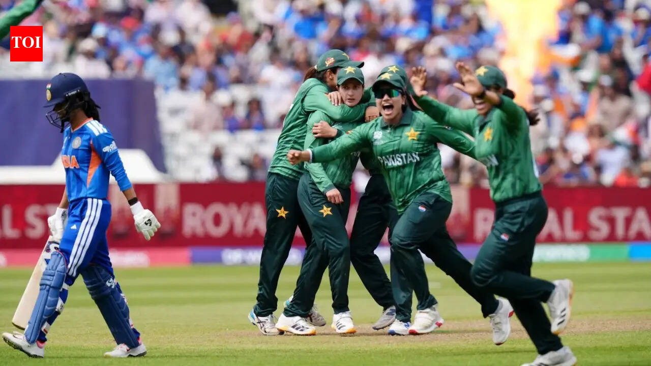 IND vs PAK, T20 WC LIVE: Pakistan claw back as Mandhana, Harmanpreet depart in quick succession
