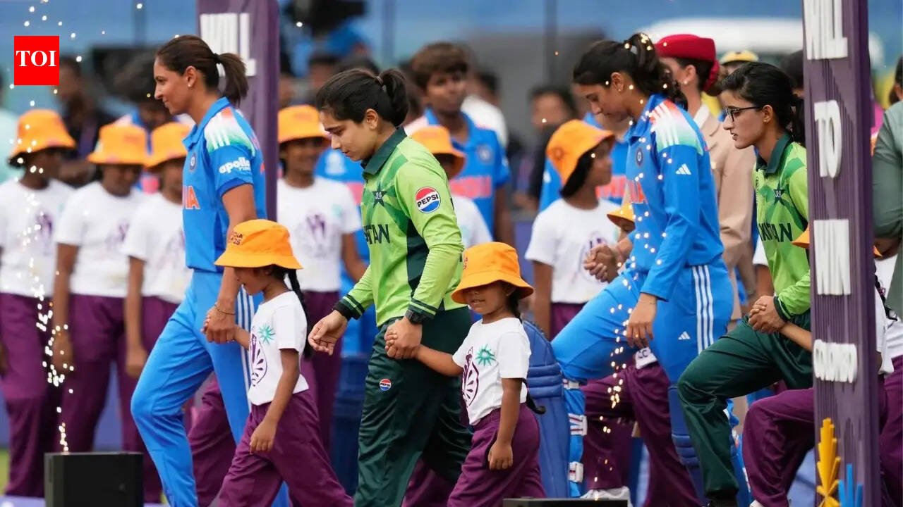 IND vs PAK, T20 WC LIVE: Harmanpreet's India favourites against Fatima Sana's Pakistan