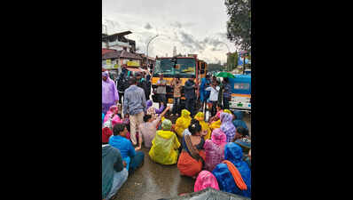 Vendors stall MCC eviction drive, stage protest