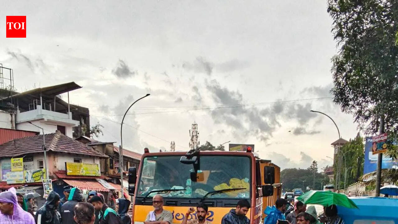 Vendors stall MCC eviction drive, stage protest
