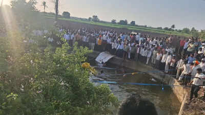 8 dead after pick-up van falls into well in Maharashtra's Solapur