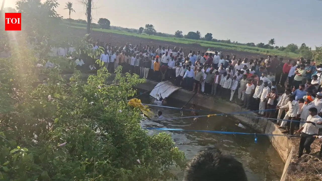 8 dead after pick-up van falls into well in Maharashtra's Solapur