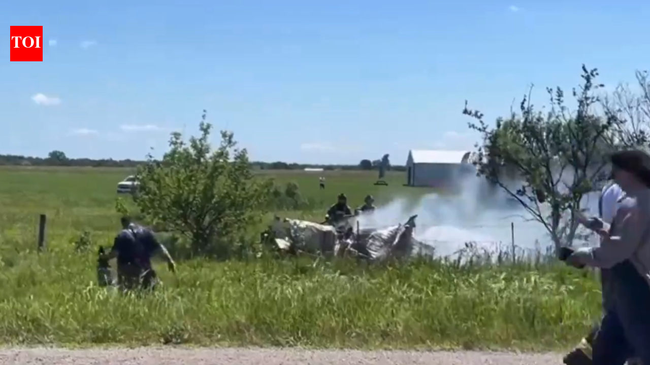 12 killed after skydiving plane crashes near Missouri airport in US