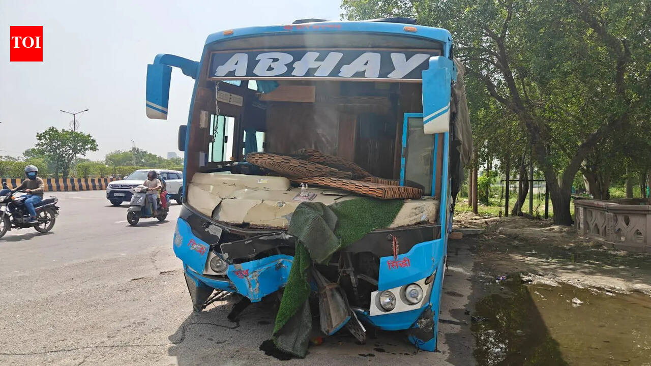 Bus hits divider &amp; flips on Mahamaya flyover, 17 injured
