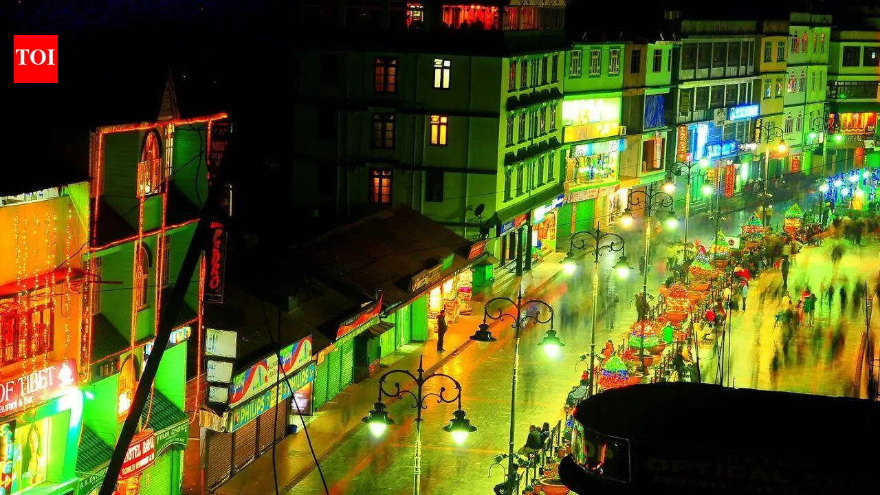 सिक्किम में घूमने लायक 20 जगहें जो बिल्कुल हिमालय के सपने जैसी लगती हैं: ज़ीरो पॉइंट के बर्फ़ीले मैदानों से लेकर युमथांग के फूलों से भरे घास के मैदानों तक |