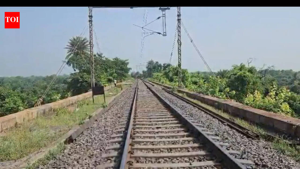 Man found dead, girl critically injured near rly track