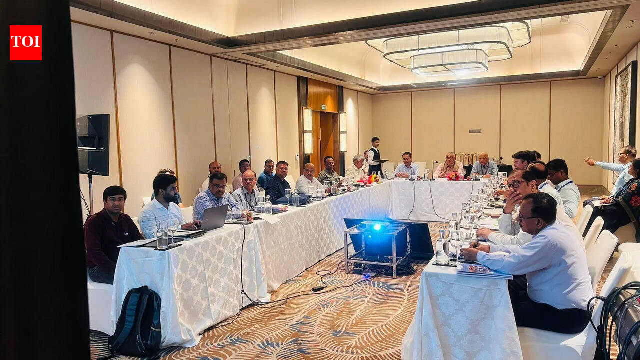 Resolve pending issues on priority to expedite metro work: Central team