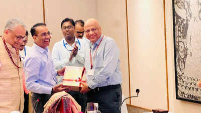 Resolve pending issues on priority to expedite metro work: Central team