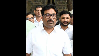 BJP members join Sena counterparts in hotel politics