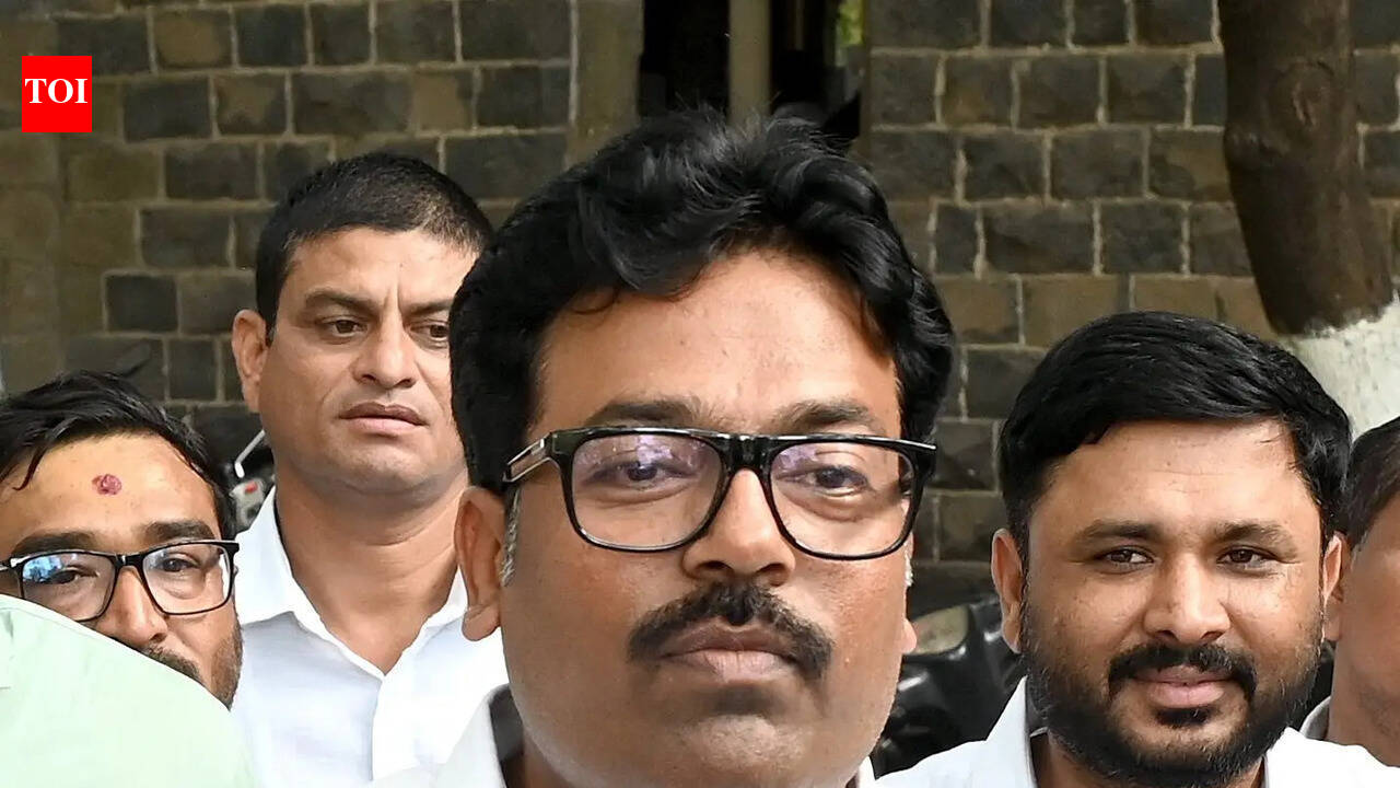 BJP members join Sena counterparts in hotel politics