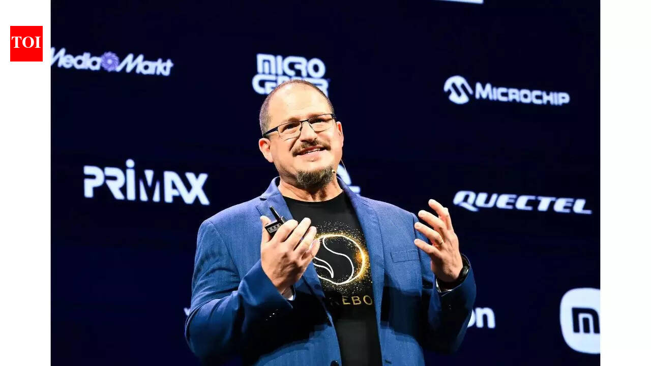 Qualcomm CEO Cristiano Amon to smartphone users: On your phones AI will replace ...