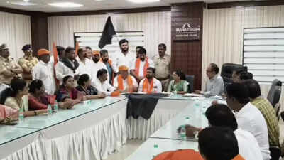 Shiv Sena protests smart meters, power outages at MSEDCL office in Kalyan