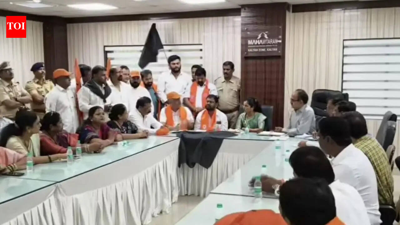 Shiv Sena protests smart meters, power outages at MSEDCL office in Kalyan