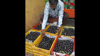  Jamun glut sweeps Bengaluru markets