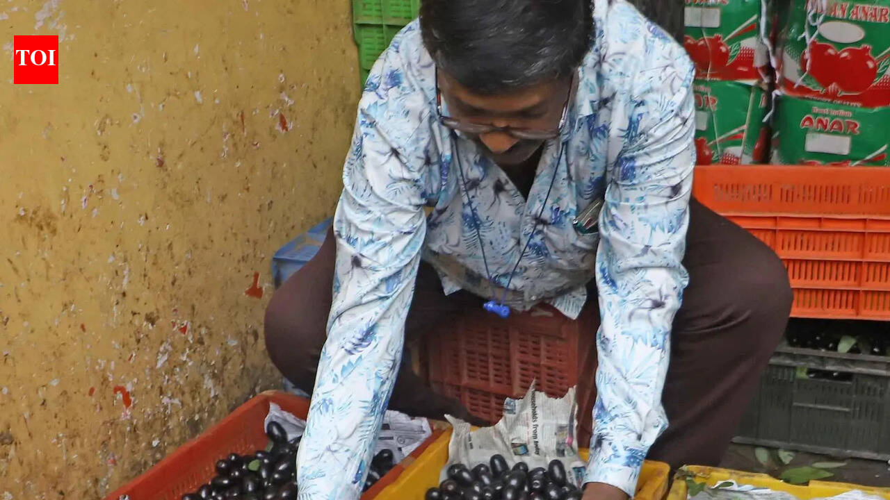 Purple monsoon: Jamun glut sweeps Bengaluru markets