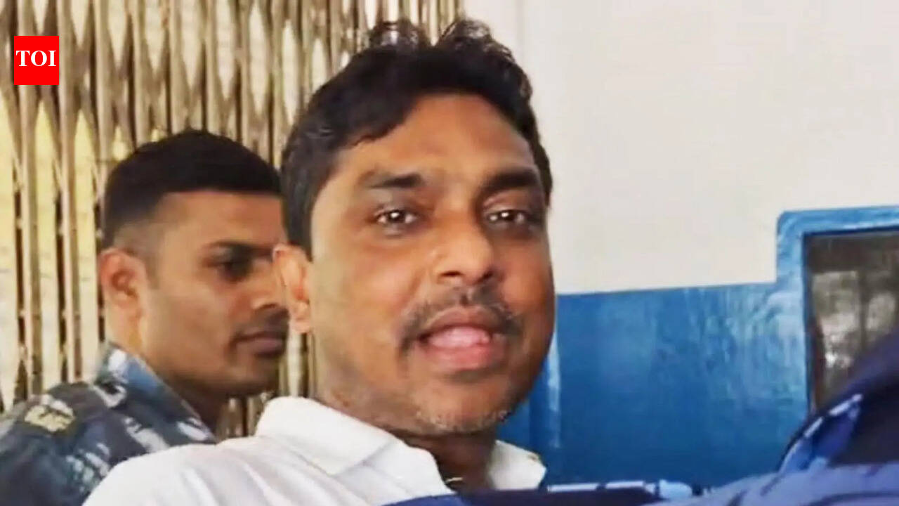 Abhishek aide, ex-MLA get egg treatment
