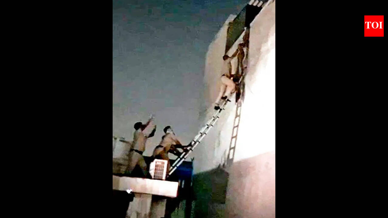 Tughlaqabad fire toll rises to 4; man dies in Alipur car blaze