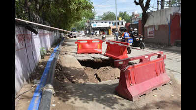 Sewer leak causes road cave-in and traffic diversions in Gurgaon