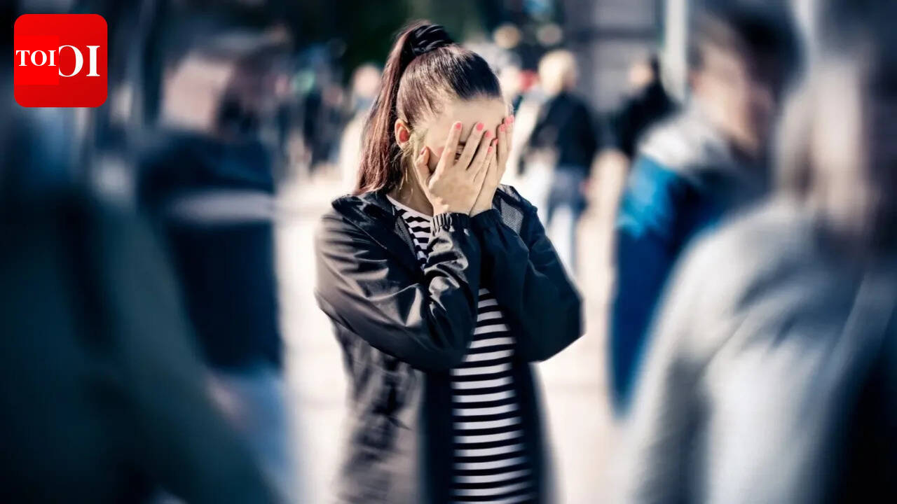 Psychology says these are the lesser-known signs of loneliness