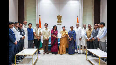 JPC members meet Delhi CM