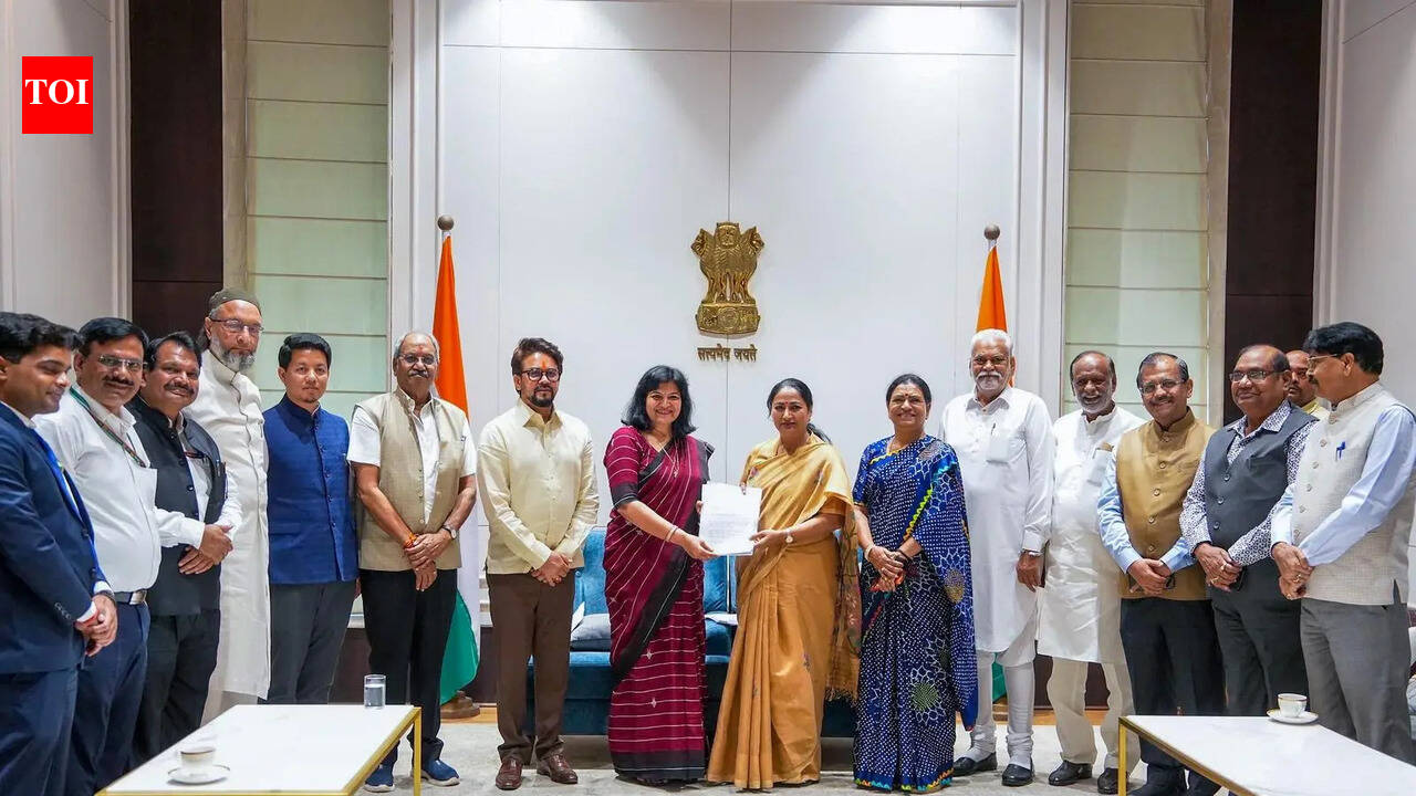 JPC members meet Delhi CM