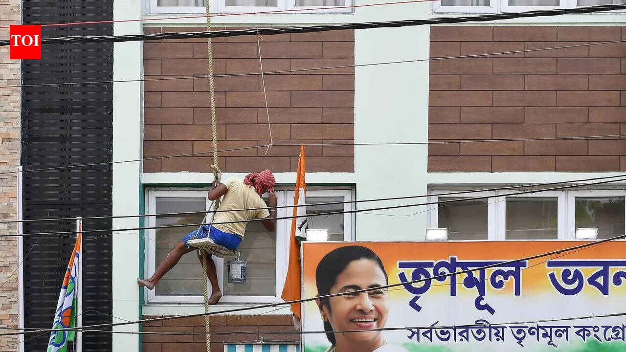 Trinamool HQ landlord enters bldg, starts clean-up to reclaim property