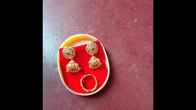 Woman’s ears injured as miscreant rips off gold earrings at Bengaluru bus stop