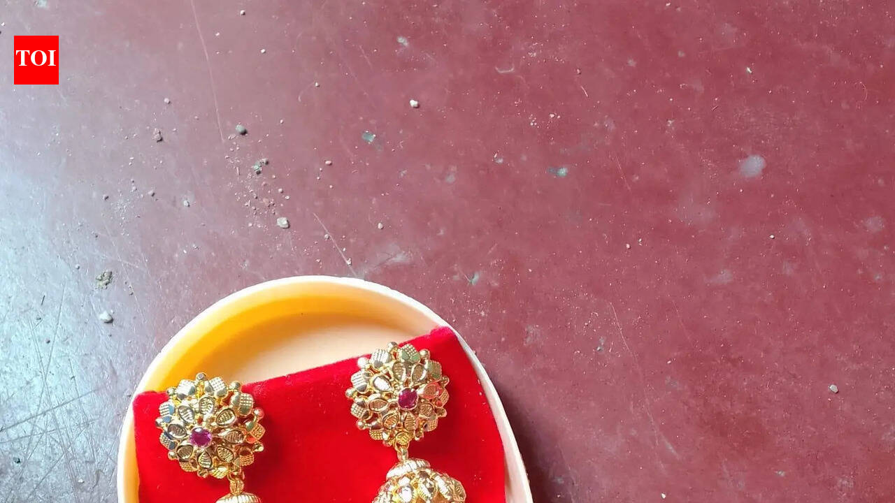 Woman's ears injured as miscreant rips off gold earrings at Bengaluru bus stop