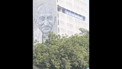 PWD looks for flag that can take Delhi’s weather