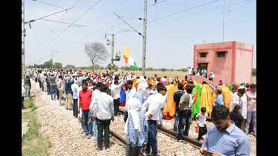 Panchana water agitation enters day 13, farmers block Delhi-Mumbai rail track again
