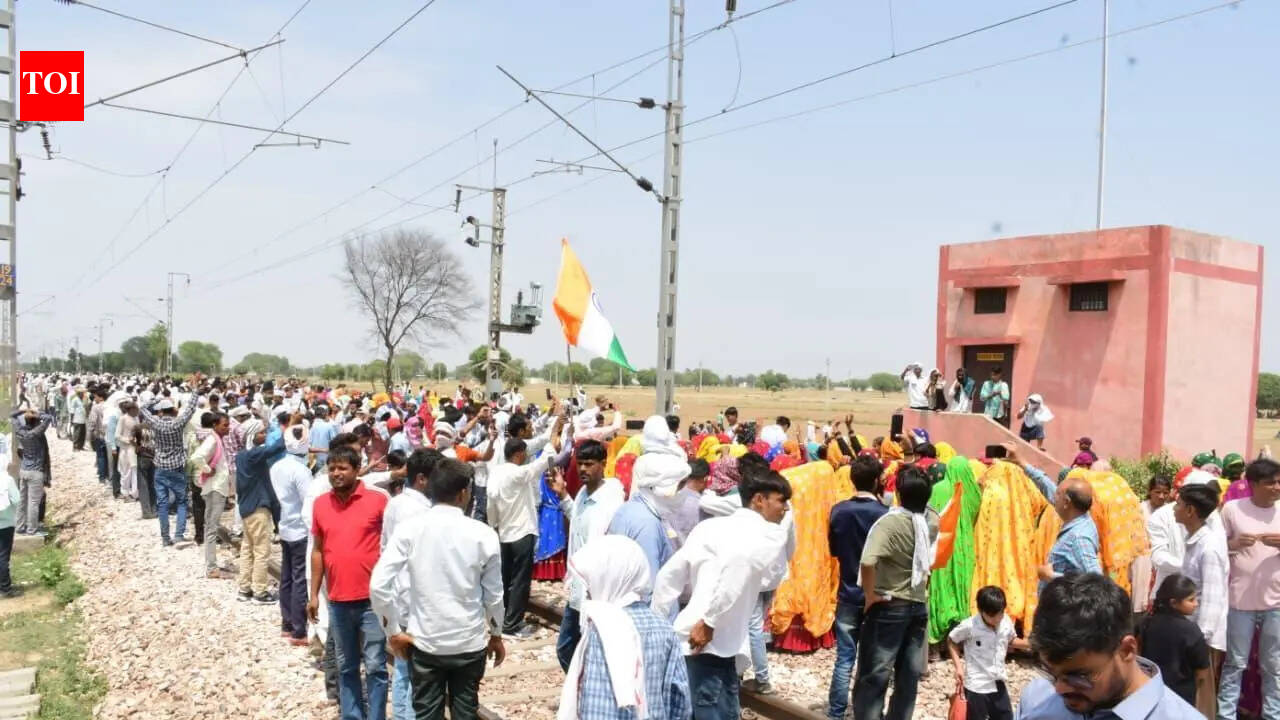 Panchana water agitation enters day 13, farmers block Delhi-Mumbai rail track again