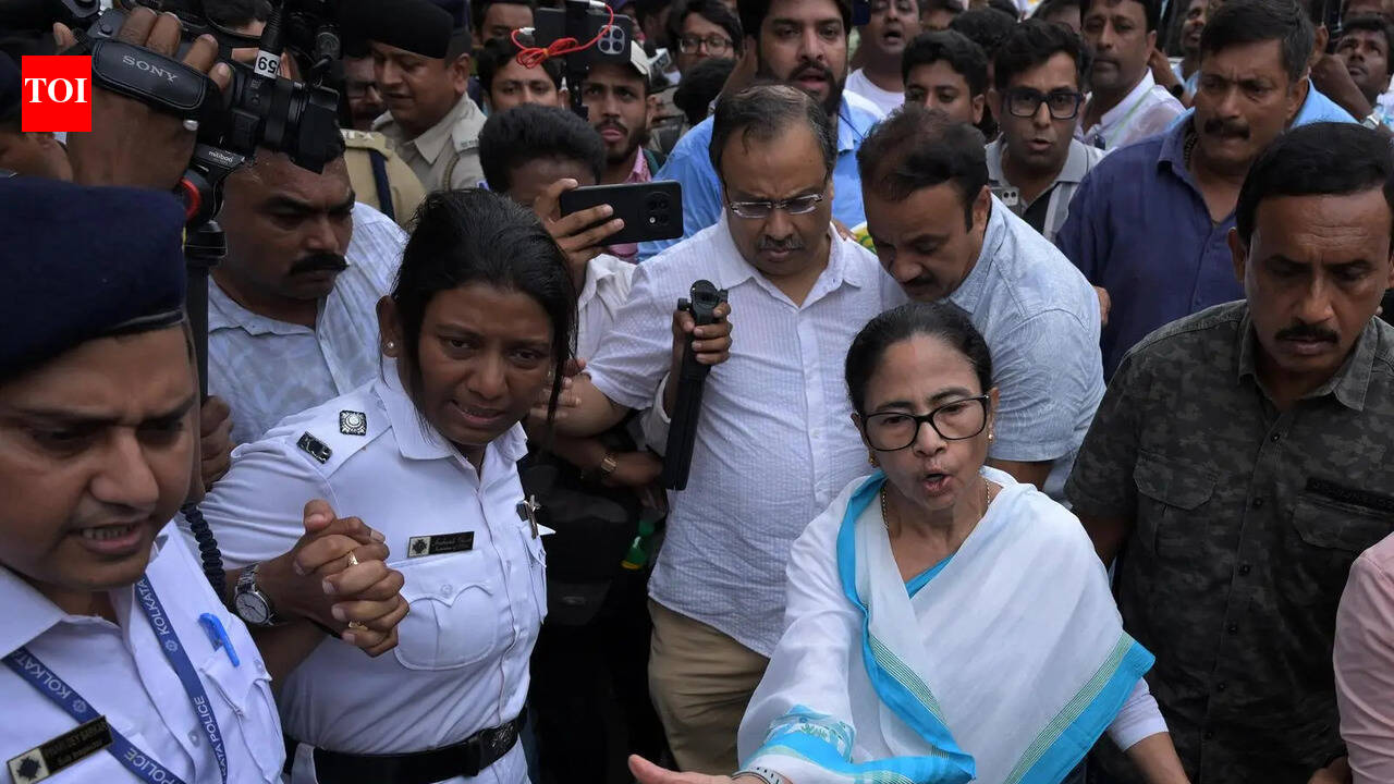 State govt replaces Mamata’s longtime guards, ex-CM rejects new detail
