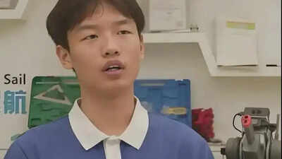  The 19-year-old 'CEO in a school uniform' who worked as a waiter, built two companies, and donated 100,000 yuan to sanitation workers