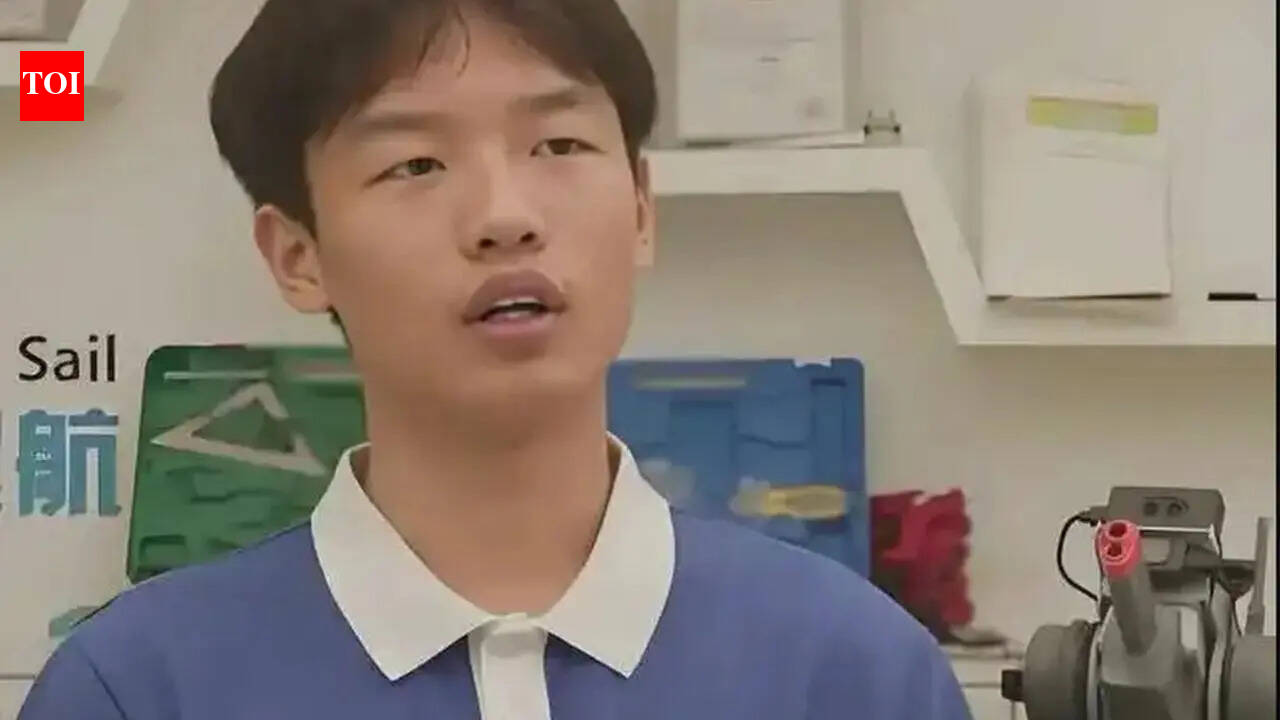 Meet Wei Siyuan: The 19-year-old 'CEO in a school uniform' who worked as a waiter, built two companies, and donated 100,000 yuan to sanitation workers