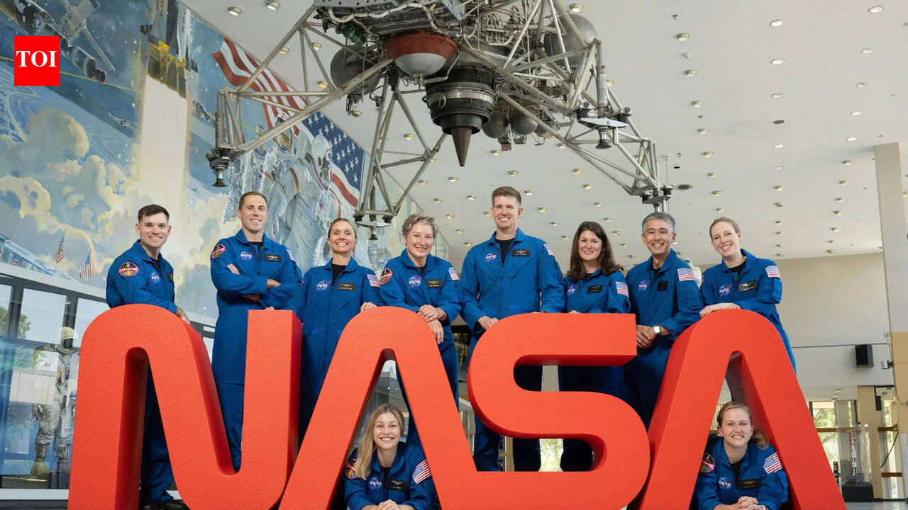 As NASA picks former Google CEO Eric Schmidt’s rocket company for Mars mission, some analysts see it as a 'risk'