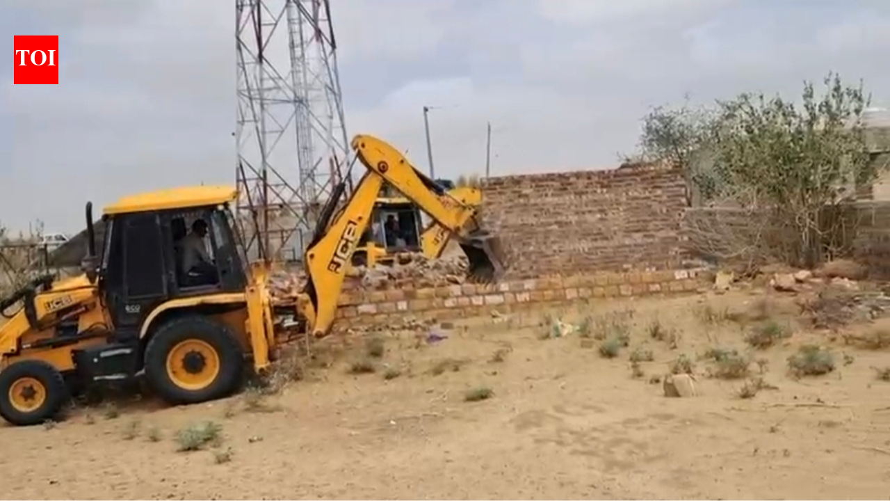 Jaisalmer administration demolishes illegal structure near India-Pakistan border under ‘Operation Clean’