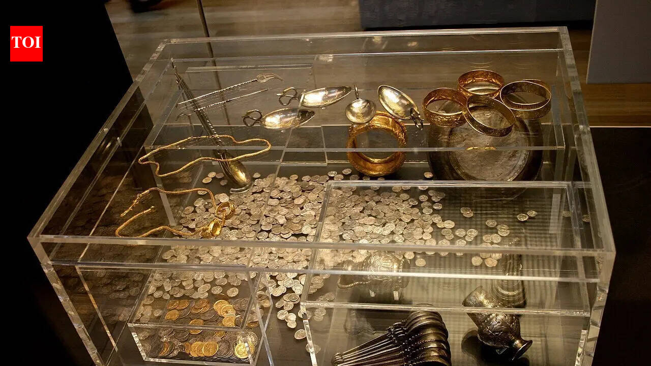 In 1992, Eric Lawes searched a Suffolk field for a lost hammer, and found Britain’s largest Roman treasure