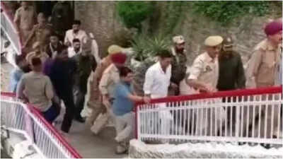 Akshay Kumar seeks blessings at Mata Vaishno Devi temple ahead of ‘Welcome To The Jungle’ release, fans rush for selfies
