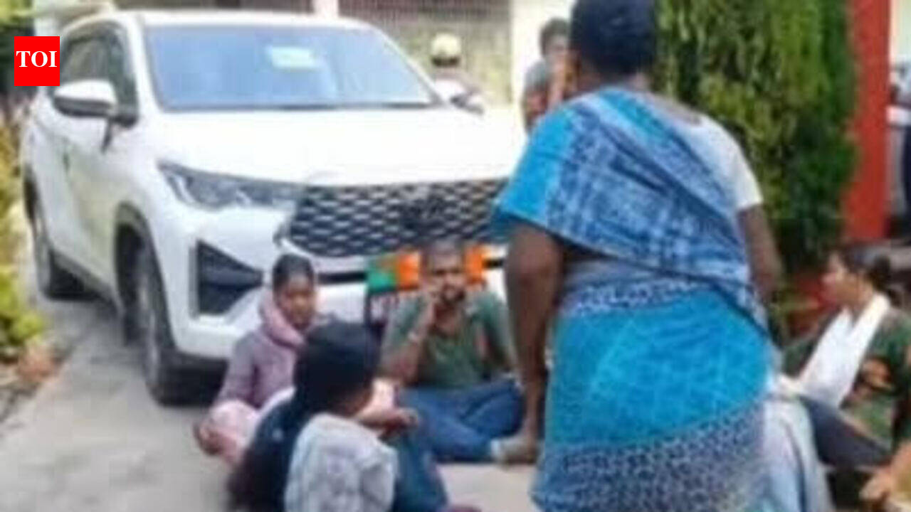 Murder victim’s kin protest outside police stn, MLA house