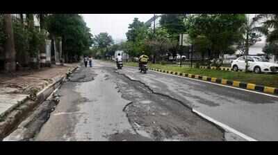 Open drains, illegal parking continue to plague Dehradun’s IT Park