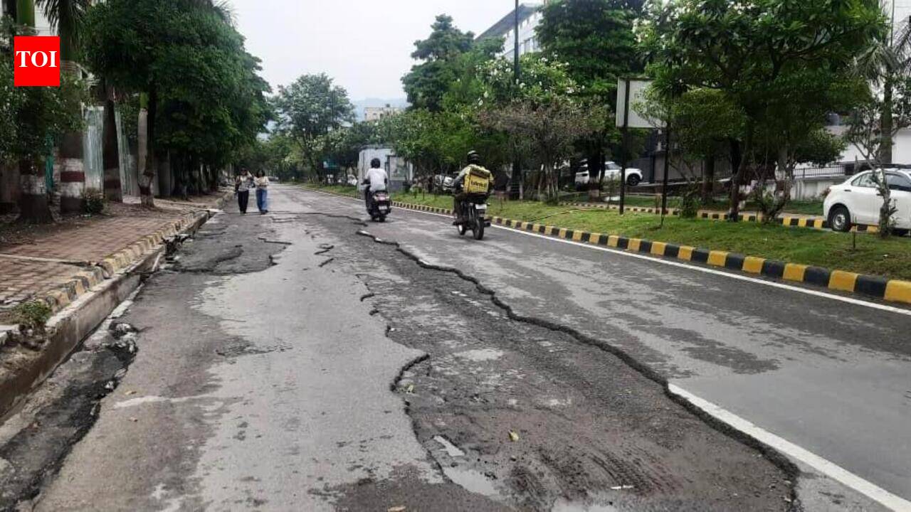Open drains, illegal parking continue to plague Dehradun’s IT Park