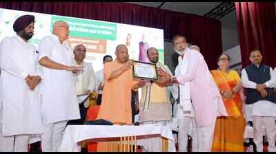 CM honours farmersdoing natural farming