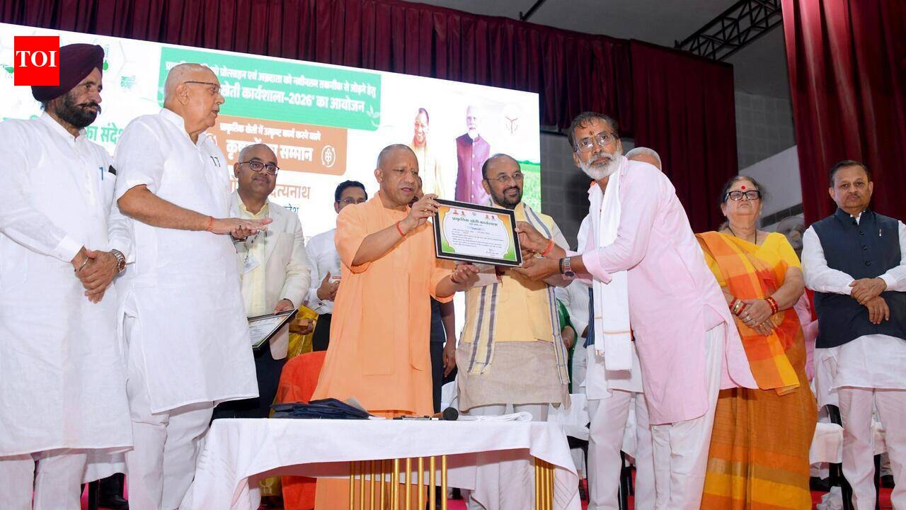 CM honours farmersdoing natural farming