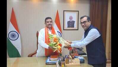 ITC chairman calls on CM, discusses investment plans