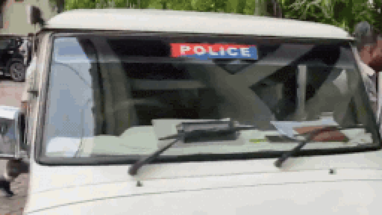 'Chor, chor': Eggs thrown at TMC leader Vijay Singh outside West Bengal court